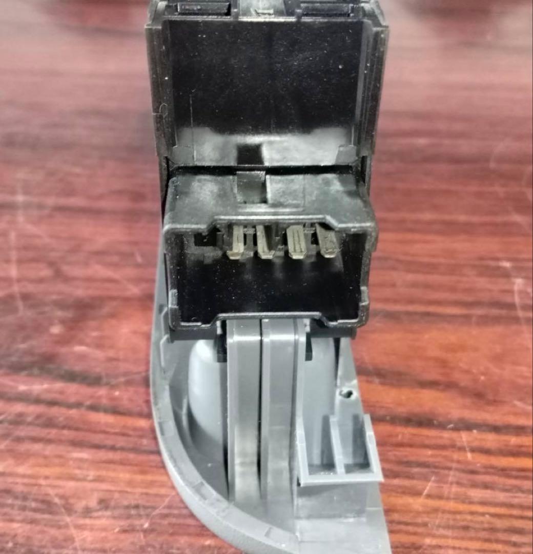 ISUZU エルフ パワーウィンドウスイッチ　運転席ドア