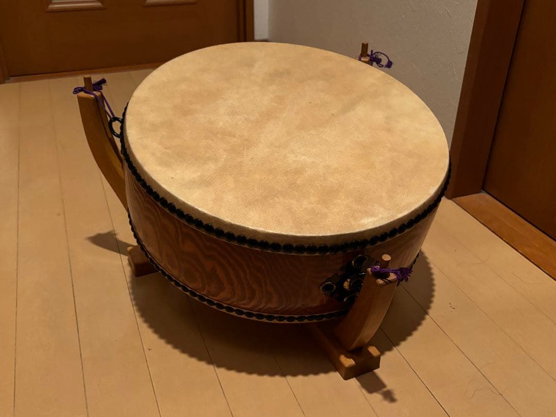 価格12万円程●和太鼓 太鼓正 平胴太鼓 上鳴 くり抜き胴 1尺3寸 座り台付き