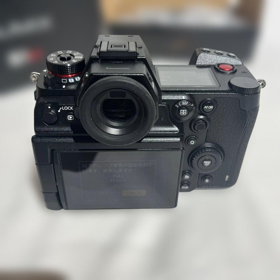 【極美品】Panasonic LUMIX S1H（ショット数742）・ケージ付き