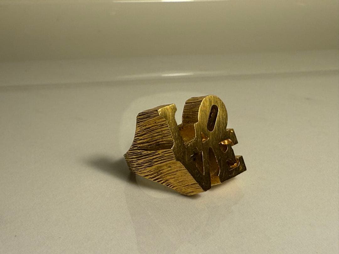 ロバート・インディアナ《LOVE》モチーフ ゴールドカラー リング