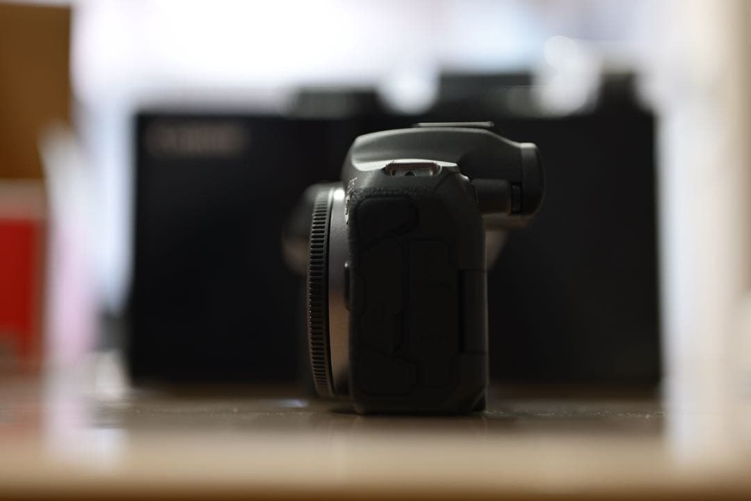 【美品】キャノン　Canon EOS R7 ボディ＋純正バッテリーおまけ