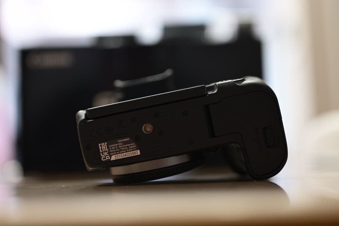 【美品】キャノン　Canon EOS R7 ボディ＋純正バッテリーおまけ