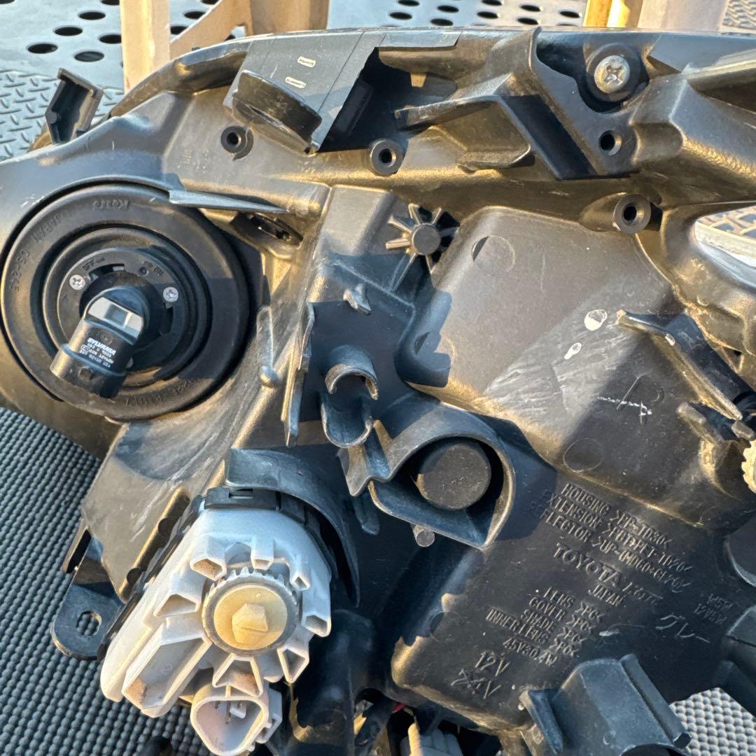 トヨタ　プリウス　30 前期　LED ヘッドライト　ヘッドランプ左右セット中古品