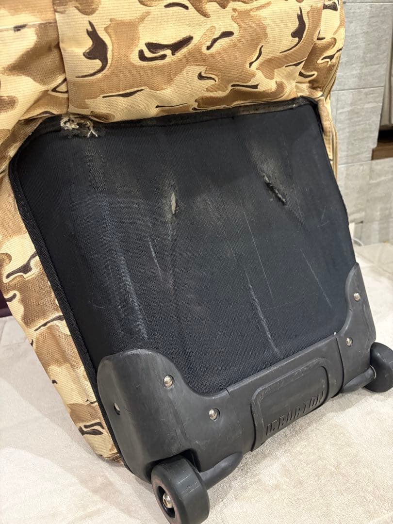 BURTON 迷彩柄キャリー付きボードケース