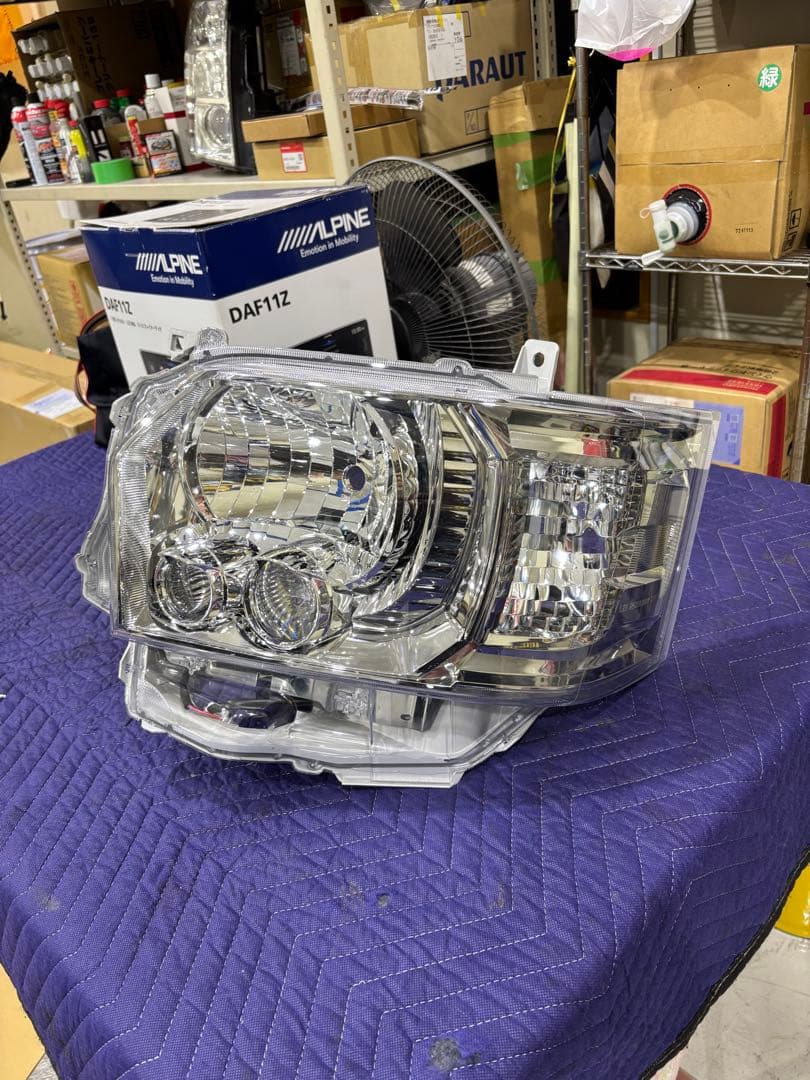 ハイエース　ヘッドライト助手席側　割れ有り