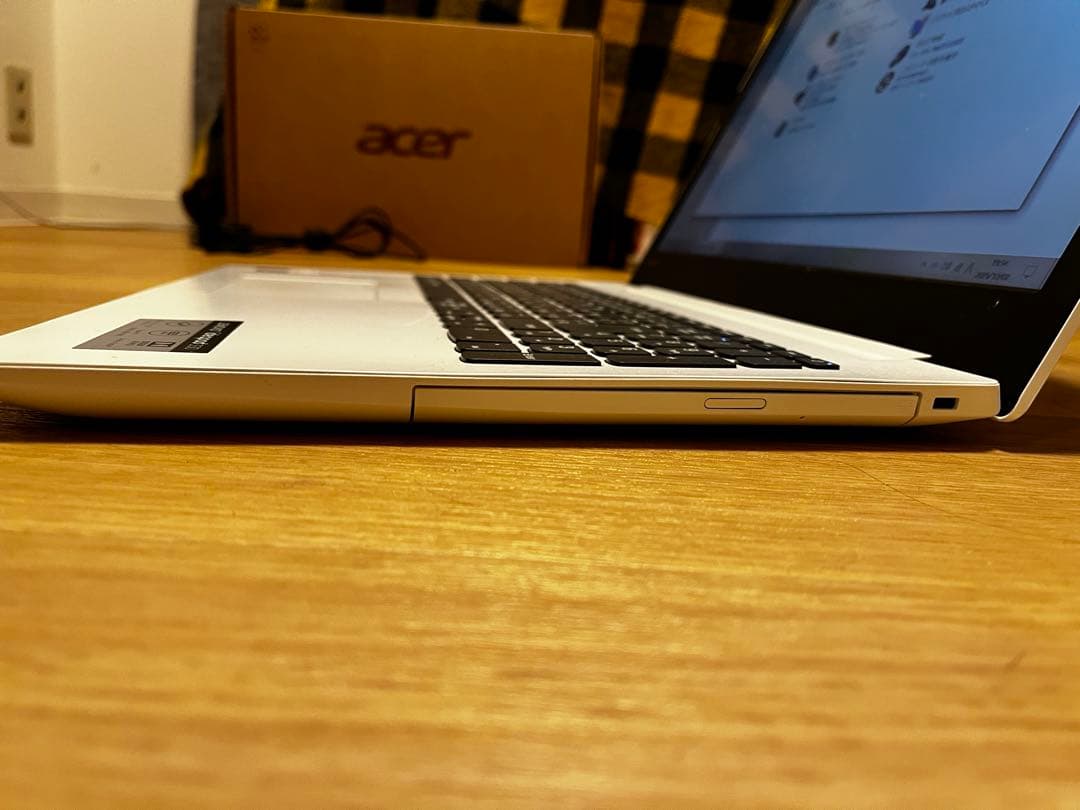 Lenovo 15.6インチノートPC ホワイト