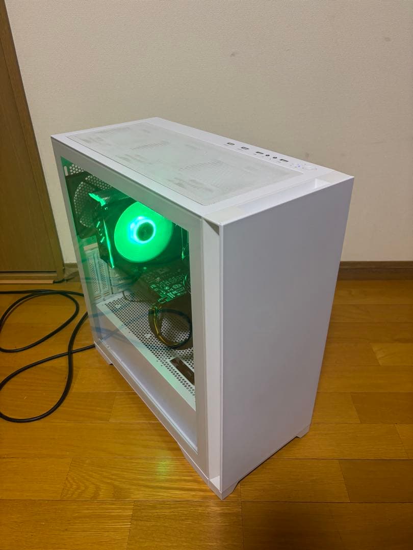 いい感じに光る！自作ゲーミングPC中古です！新品SSDでサクサク！