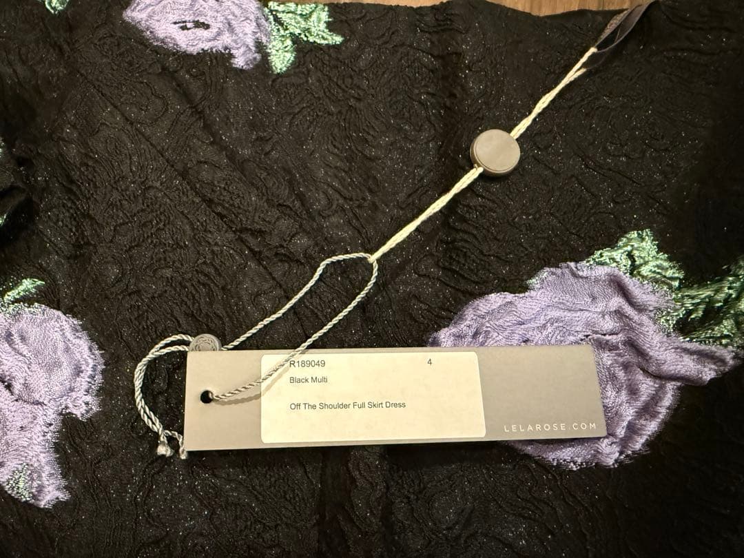 【新品未使用・タグ付き】高級ドレス　上品花柄刺繍　ひざ丈ワンピース