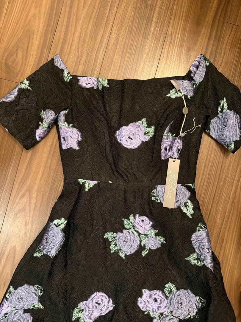 【新品未使用・タグ付き】高級ドレス　上品花柄刺繍　ひざ丈ワンピース