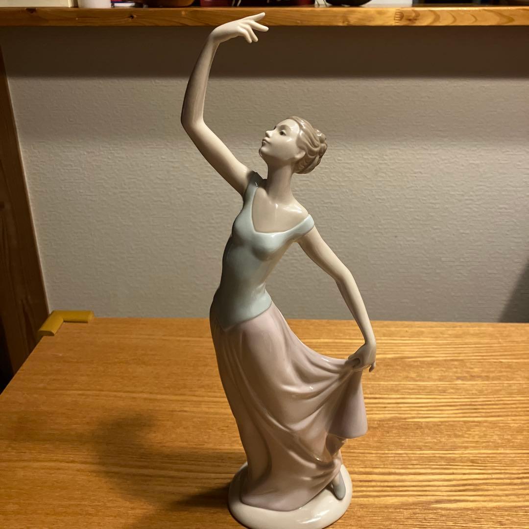 リヤドロ ナオ NAO 「踊り終えて」