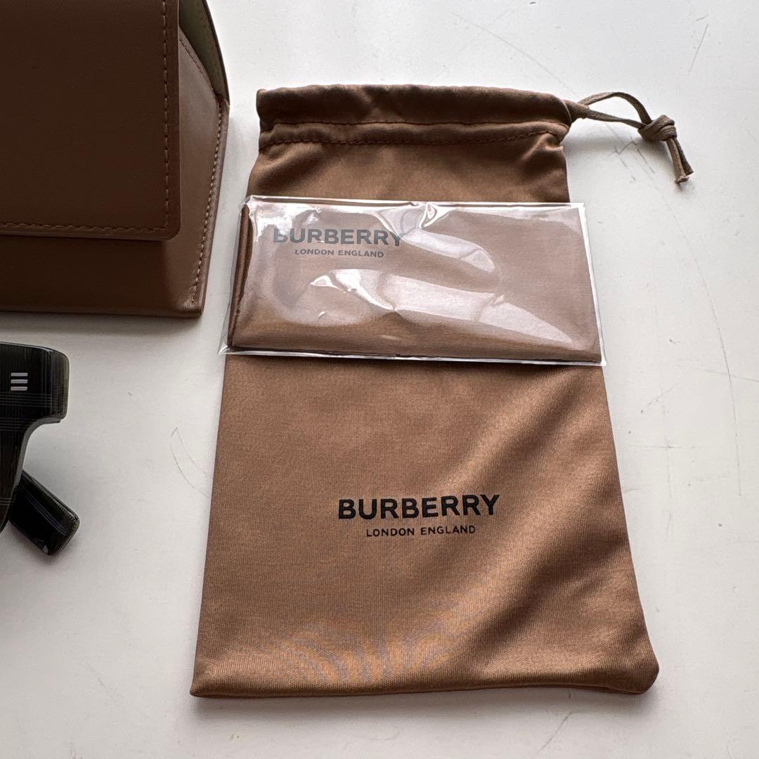 未使用品　Burberryチェック柄サングラス/バーバリー