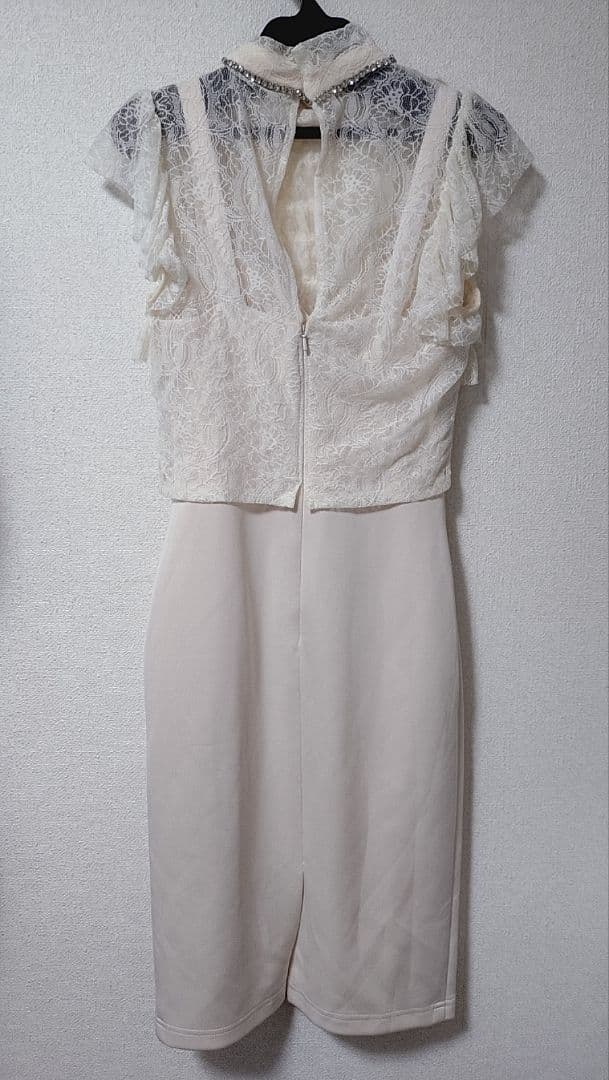 【ヴュート】フロントレースフリルビジューハイネックミディアムドレス