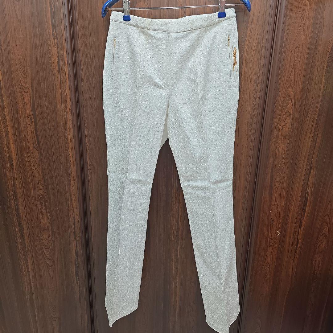 ホワイト ロゴ入り カジュアルパンツ