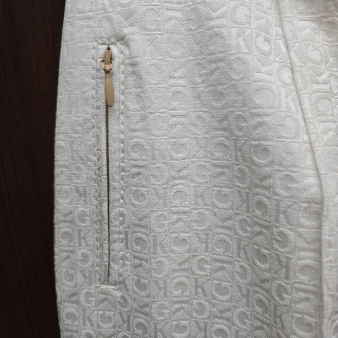 ホワイト ロゴ入り カジュアルパンツ