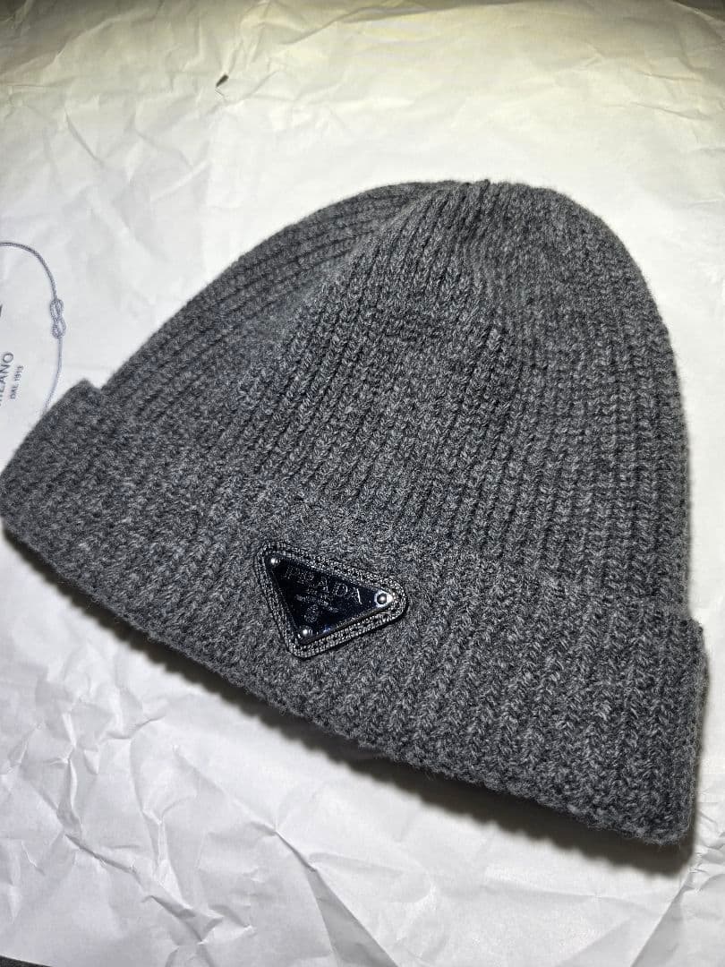 PRADA 　グレー 　ニット帽　ビーニー　トライアングルロゴ