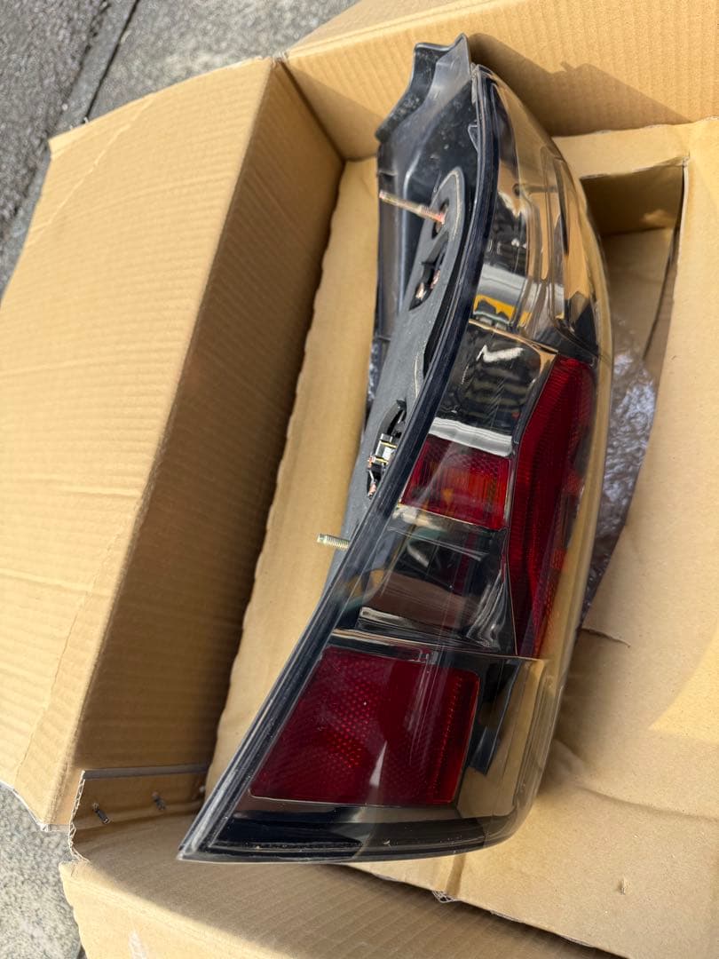 ハイラックスサーフ　TRN215 テールランプ　テールレンズ　LEDテール