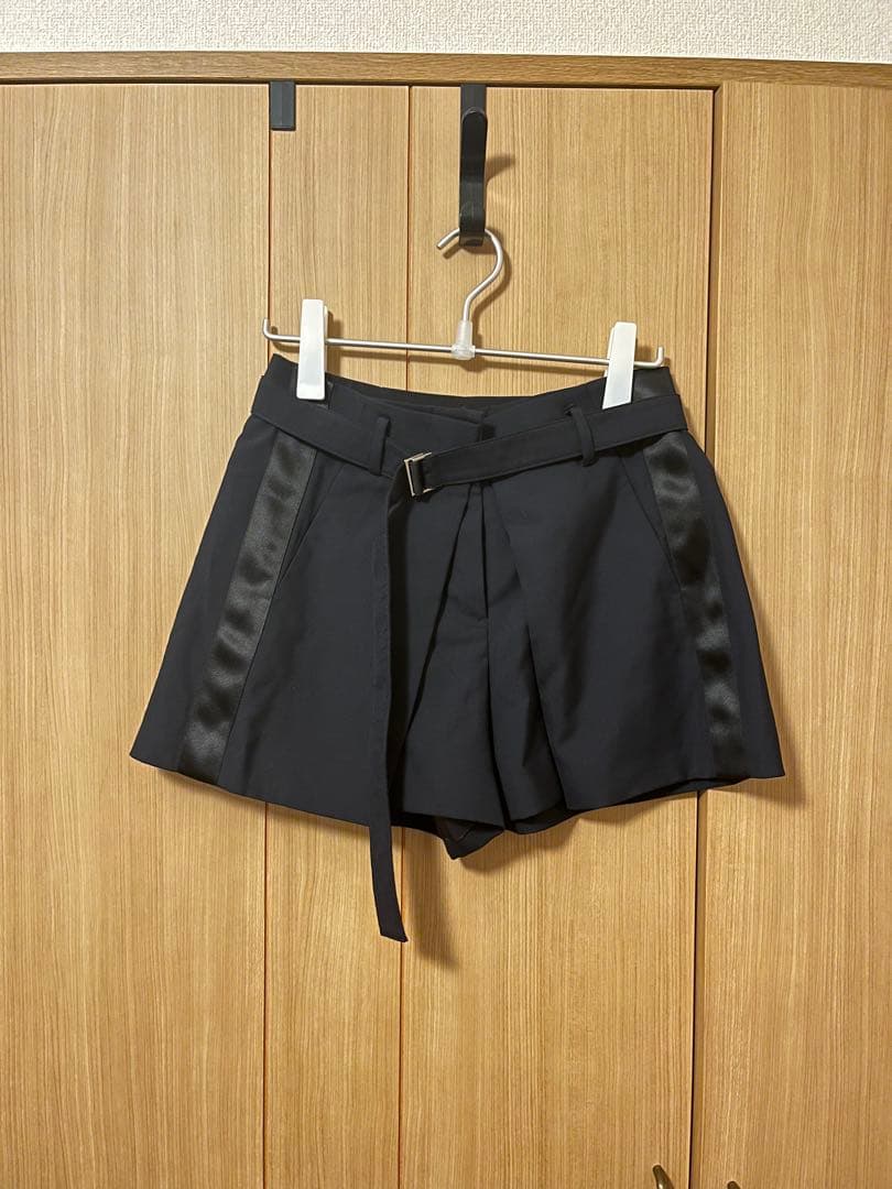 黒 ベルト付きショートパンツ
