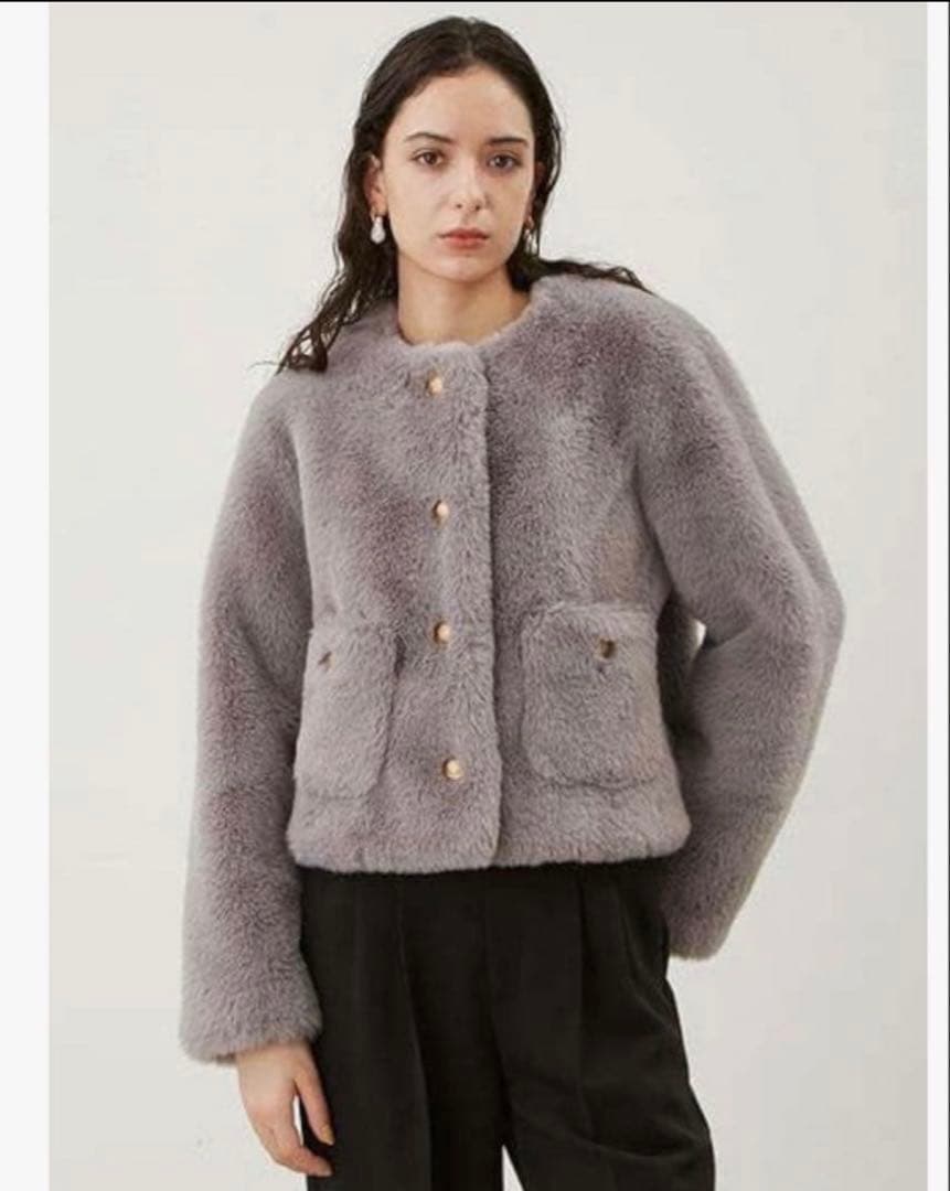ミラオーウェン　金ボタンクロップドファージャケット　グレー