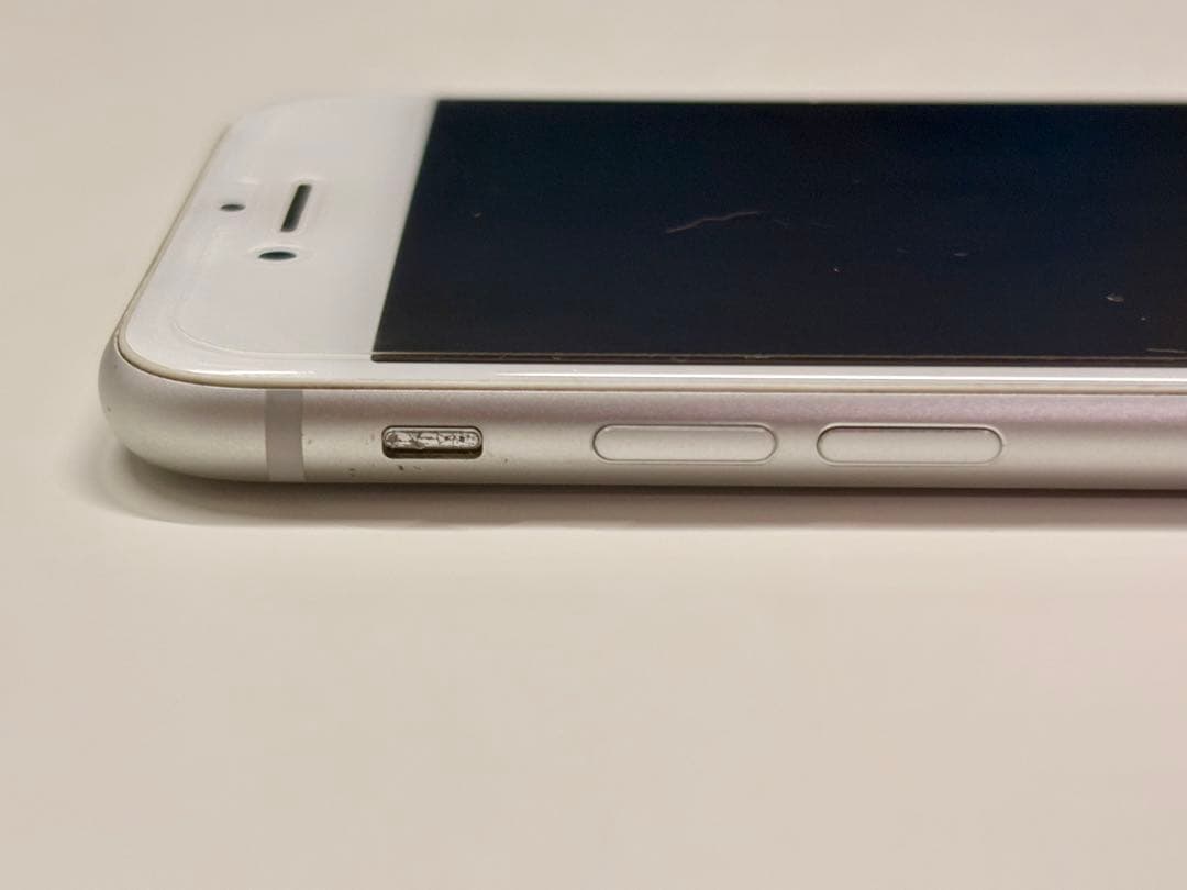 Apple iPhone 8 シルバー 本体 箱付き（SIMフリー、64GB）