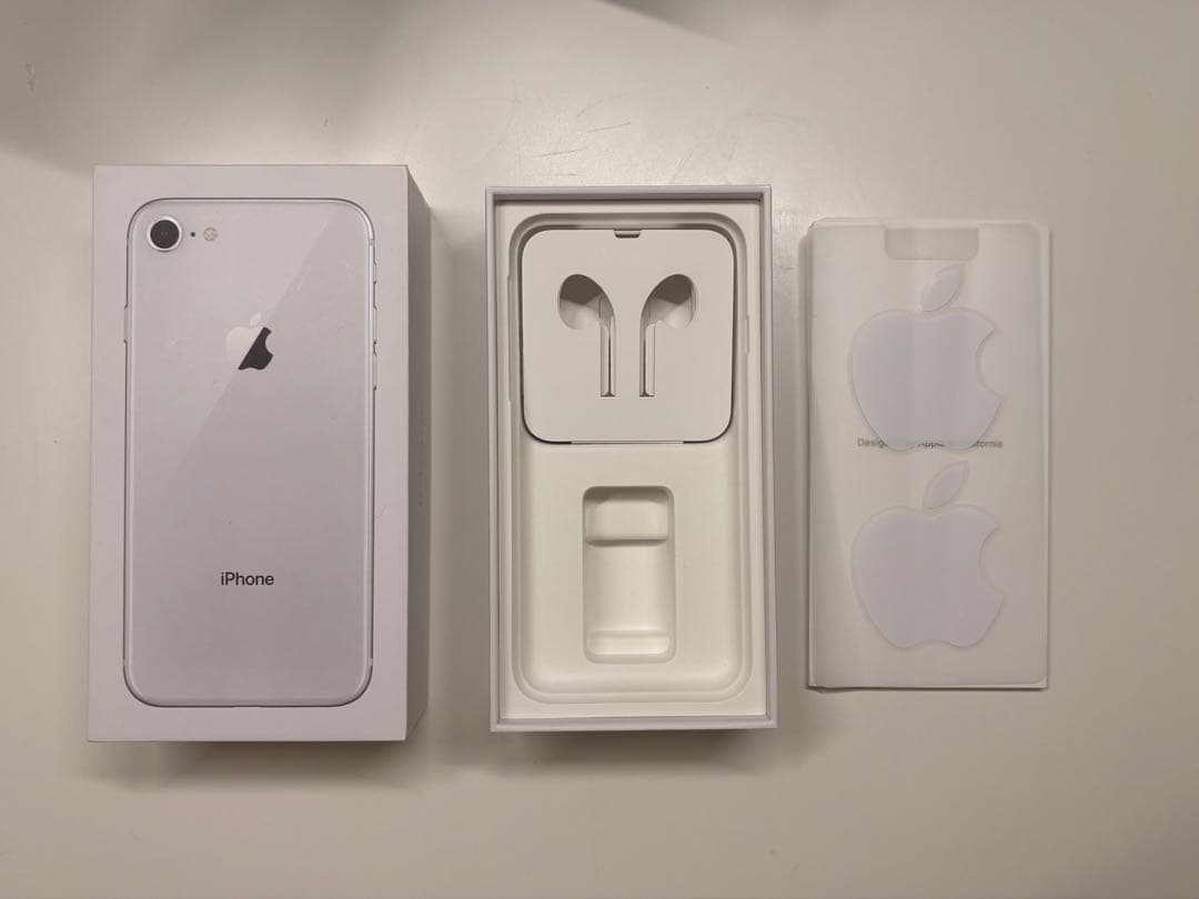 Apple iPhone 8 シルバー 本体 箱付き（SIMフリー、64GB）