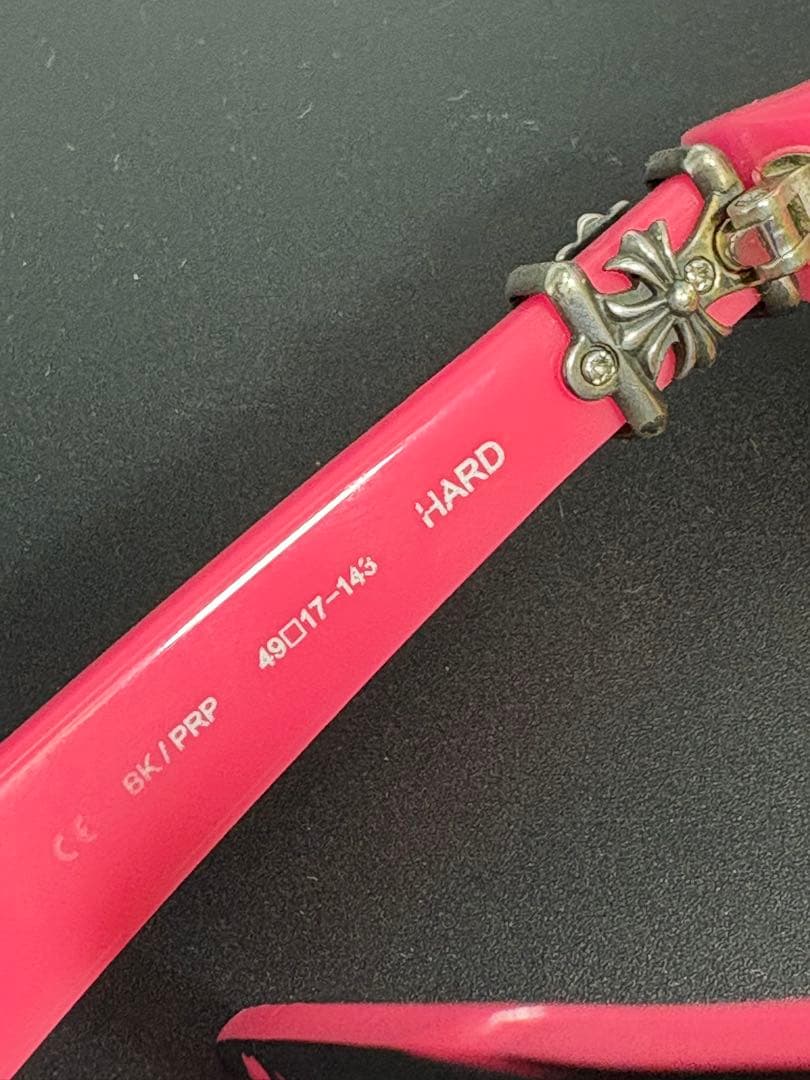 CHROME HEARTSアイウェア　劇渋　ブラック×ピンクのサングラス