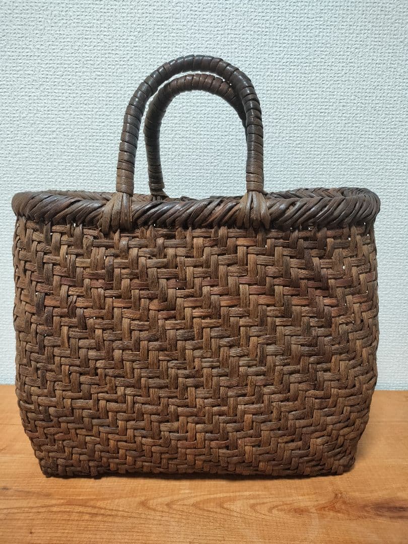 ブラウン編み込みかごバッグ