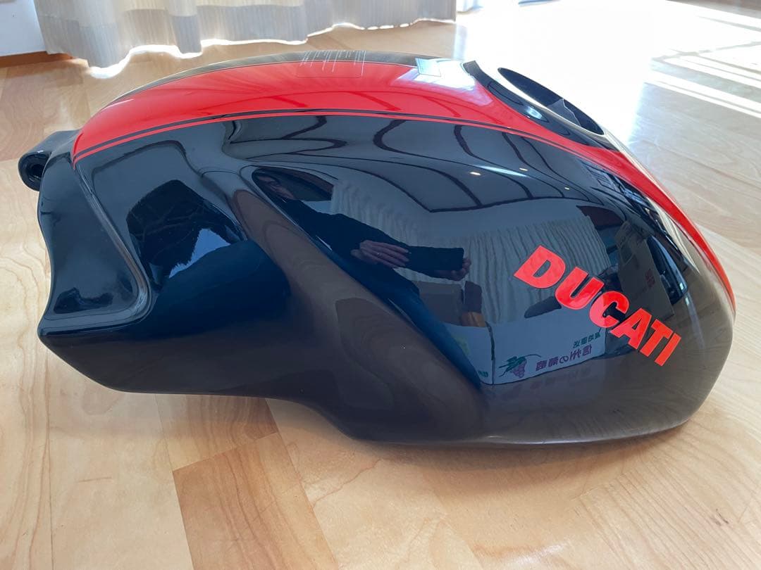 美品 ドゥカティモンスター S2R.S4R用タンク 樹脂製