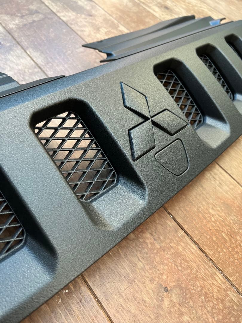 マイナーチェンジ前デリカD5 フロントグリル　チッピング塗装品