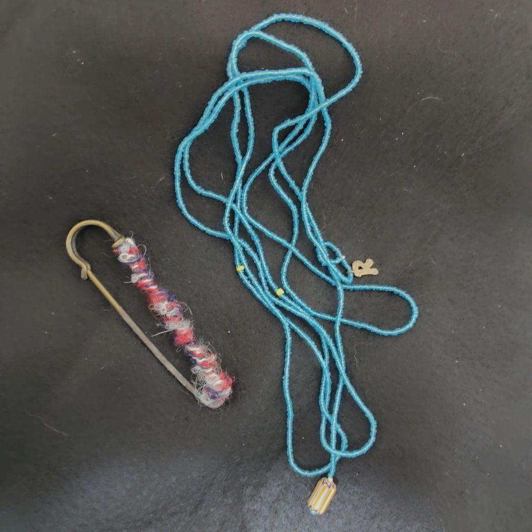 45rpm アンティークビーズのネックレス　ブルー　45rpmのピンのおまけ付き