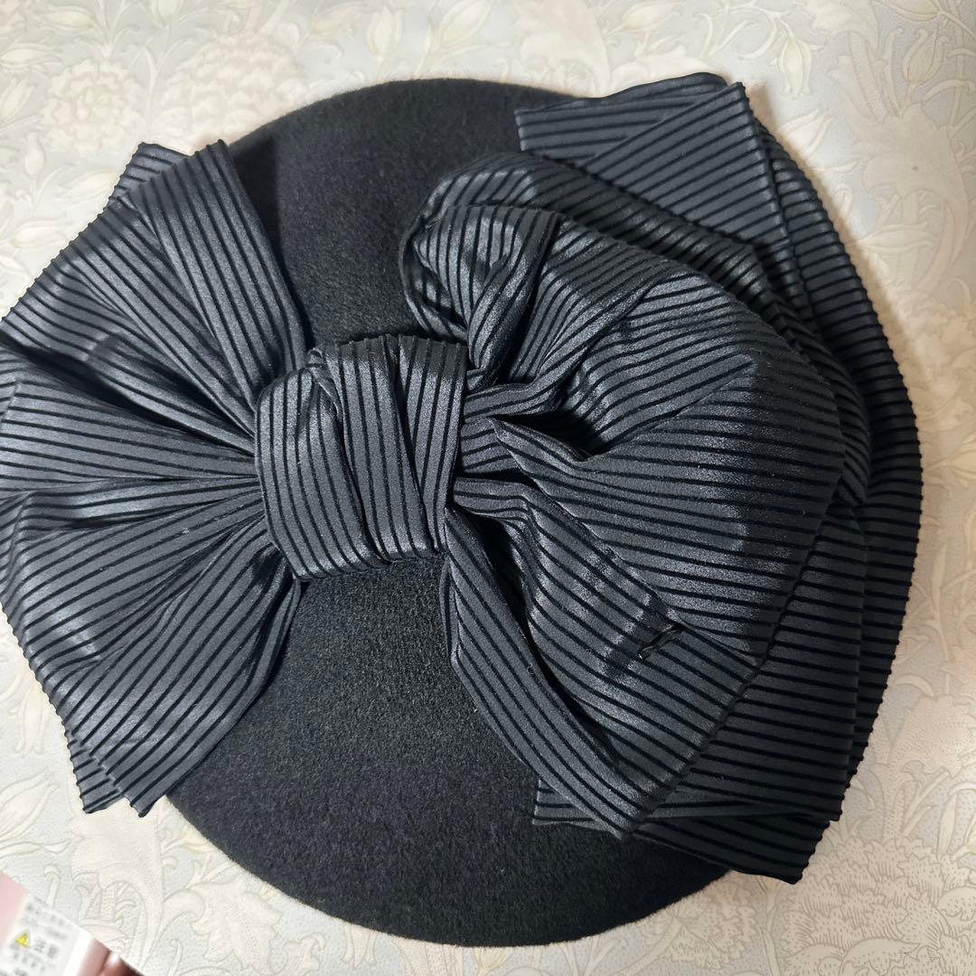 カシラ黒いリボン付きベレー帽