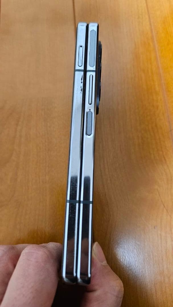 Galaxy Fold4 au版 箱とカバー付き