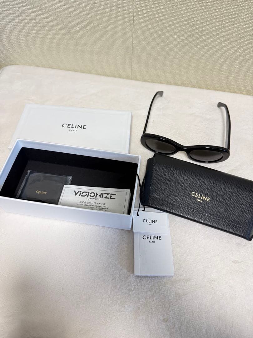 CELINE ブラックサングラス ゴールドロゴ付き