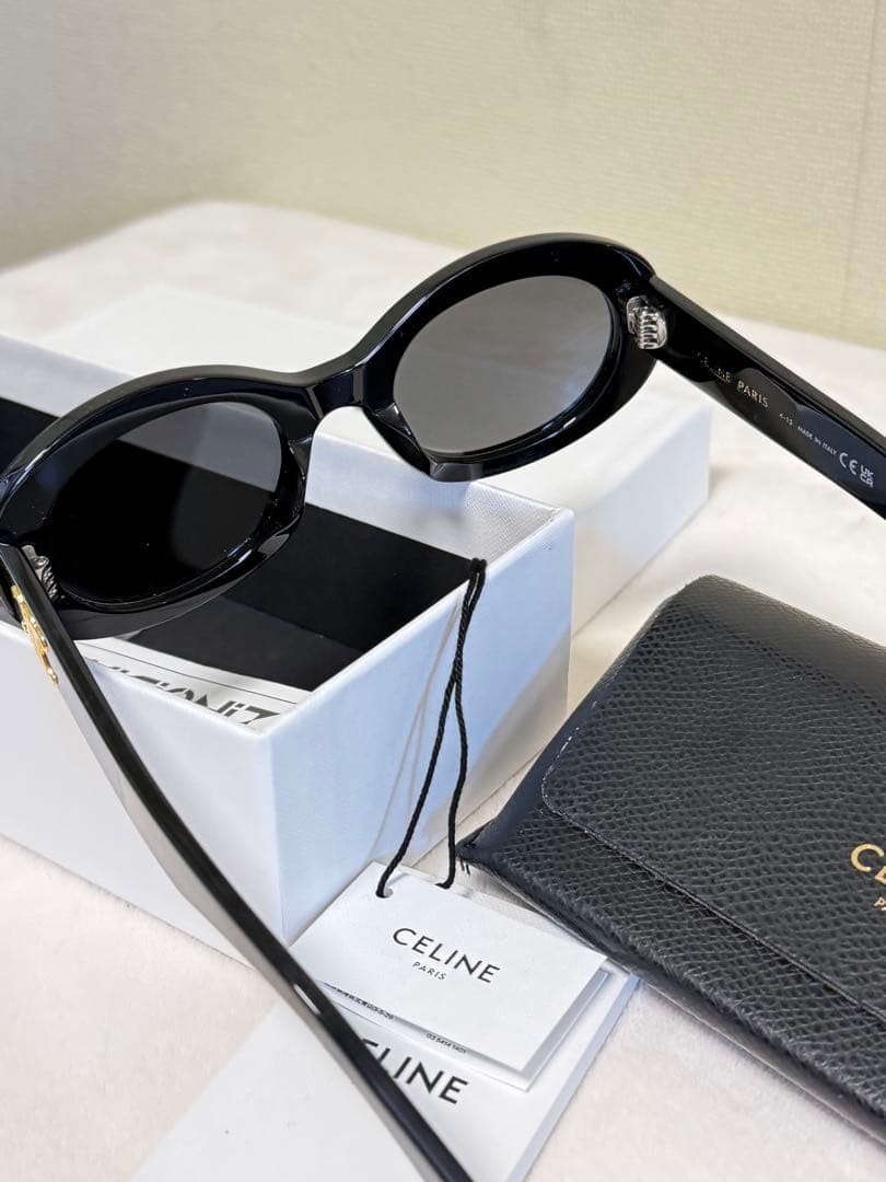 CELINE ブラックサングラス ゴールドロゴ付き