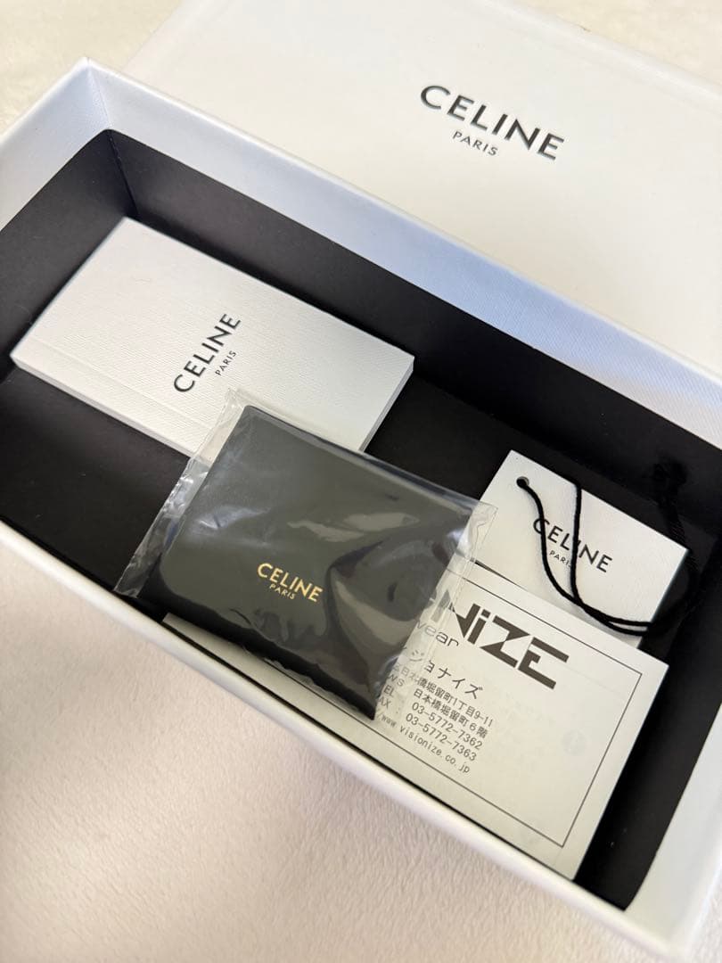 CELINE ブラックサングラス ゴールドロゴ付き