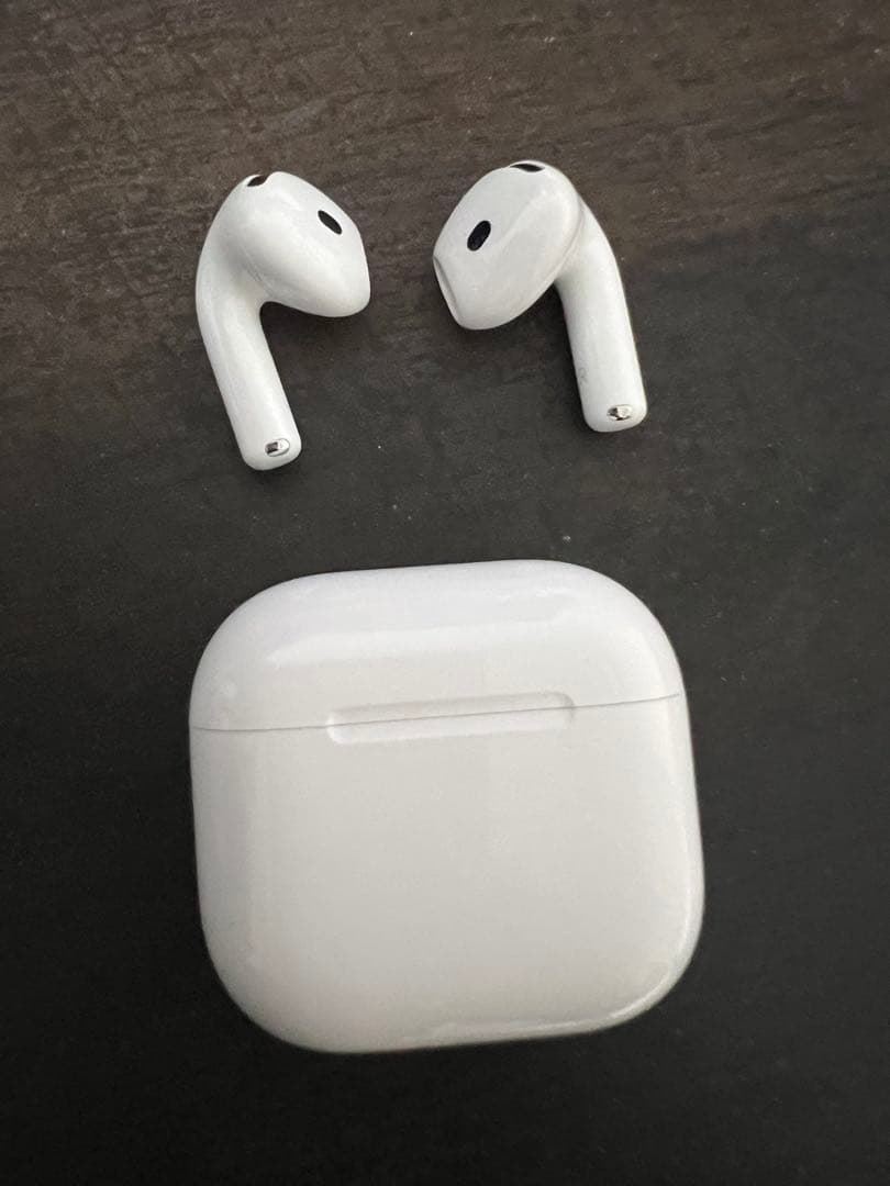 AirPods本体と充電ケース