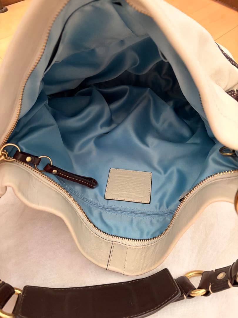 COACH ホワイトレザー ショルダーバッグ