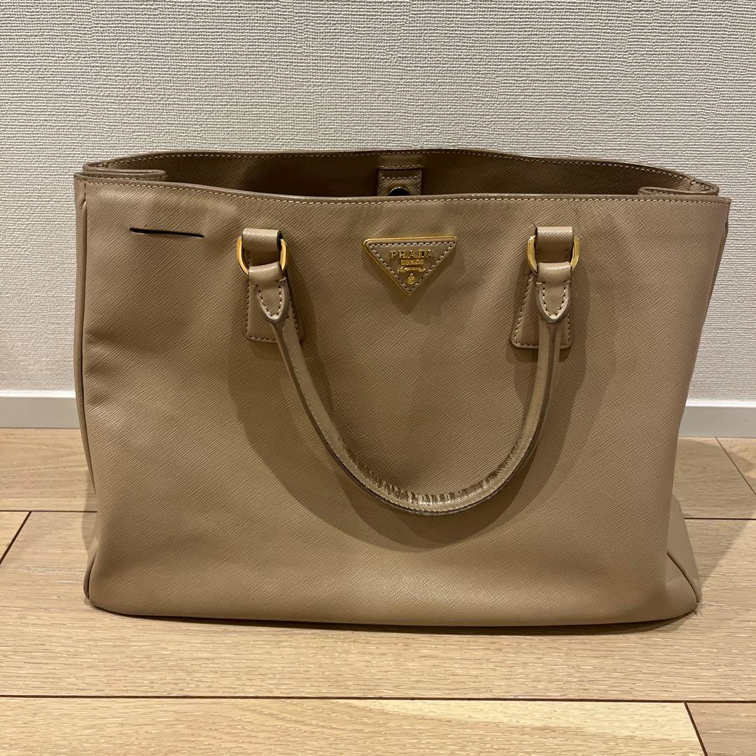 プラダ　サフィアーノ　ベージュ レザー ビジネスバッグ