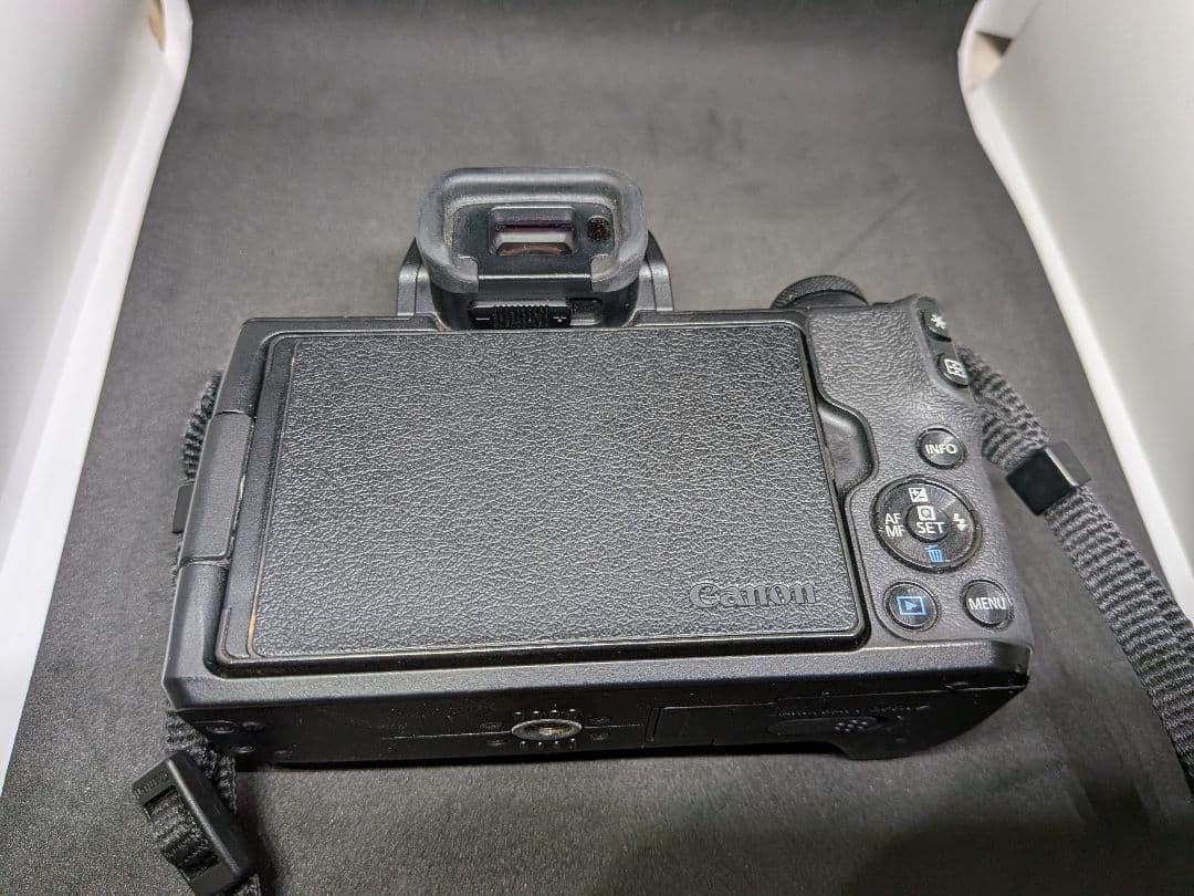 Canon EOS Kiss M ミラーレス一眼 Wズームレンズキット