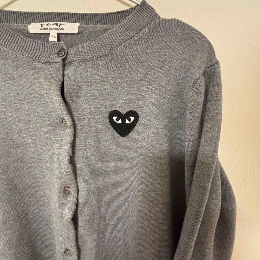 グレーのハート刺繍ニットカーディガン