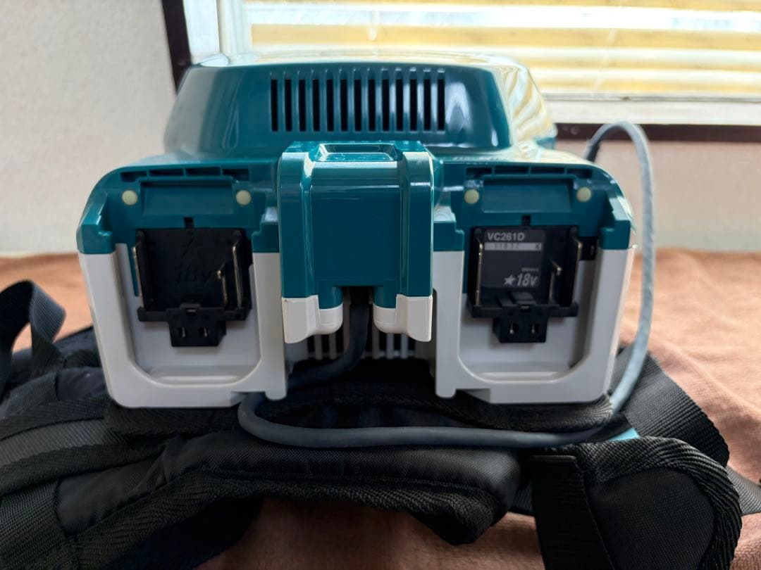 makita 充電式背負クリーナー　VC261D