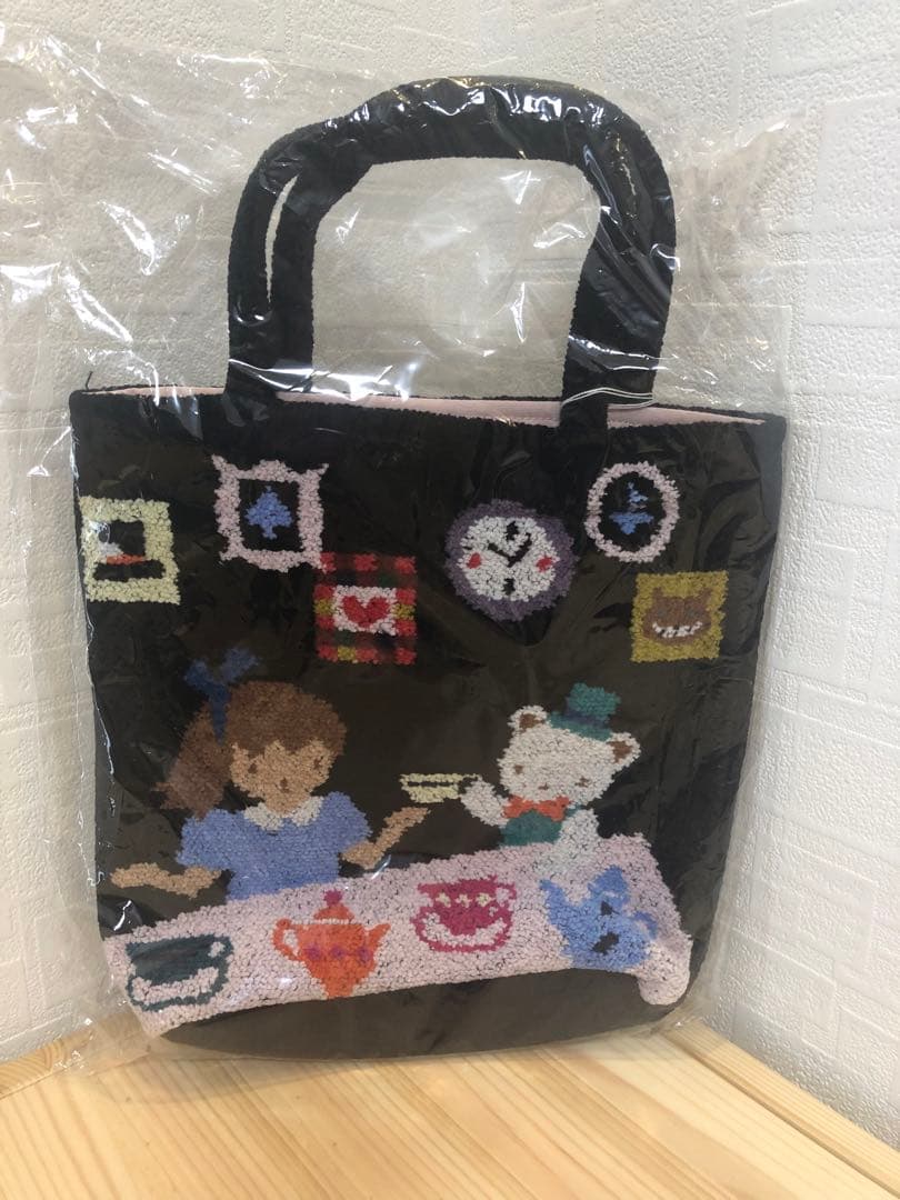 新品ファミリアバック（アリス風柄））ブラック