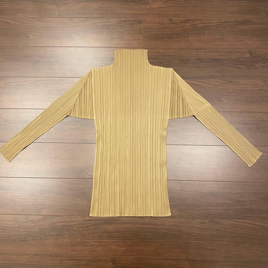 カーキ色　プリーツプリーズトップス