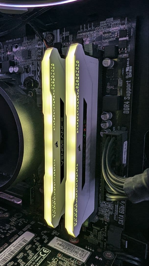 メモリー CORSAIR DDR4 3200Mhz 16GB VENGEANCE RGB