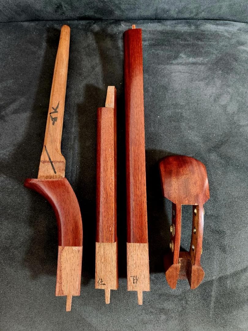 長唄三味線、細い棹、花梨、適切なサイズ、丸胴、皮に破れなし、本革