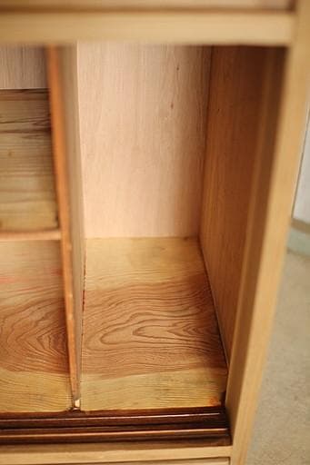 古い木枠のガラス戸棚　引き出し2杯