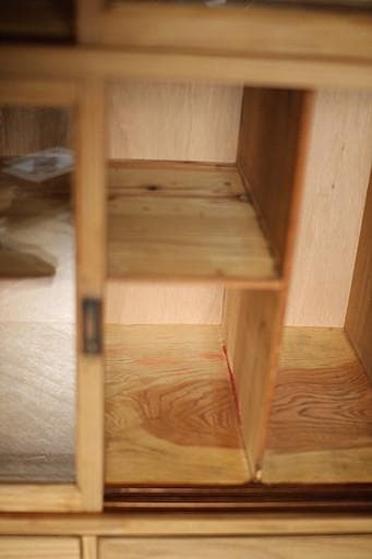 古い木枠のガラス戸棚　引き出し2杯