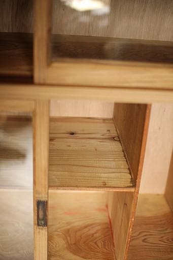 古い木枠のガラス戸棚　引き出し2杯