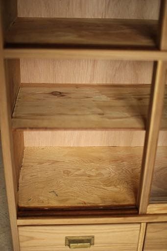 古い木枠のガラス戸棚　引き出し2杯