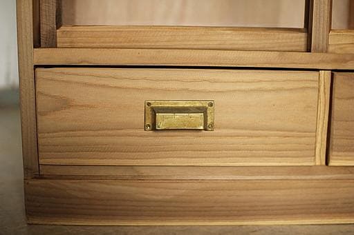 古い木枠のガラス戸棚　引き出し2杯