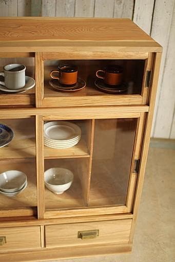 古い木枠のガラス戸棚　引き出し2杯